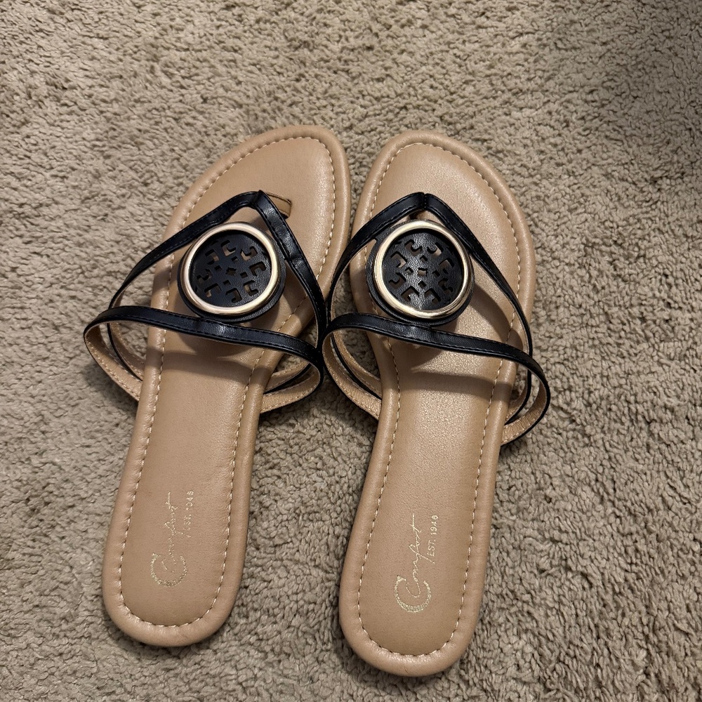 Flat sandals